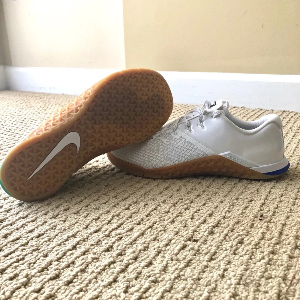 Nike met con White Gum Sole Athletic Shoe